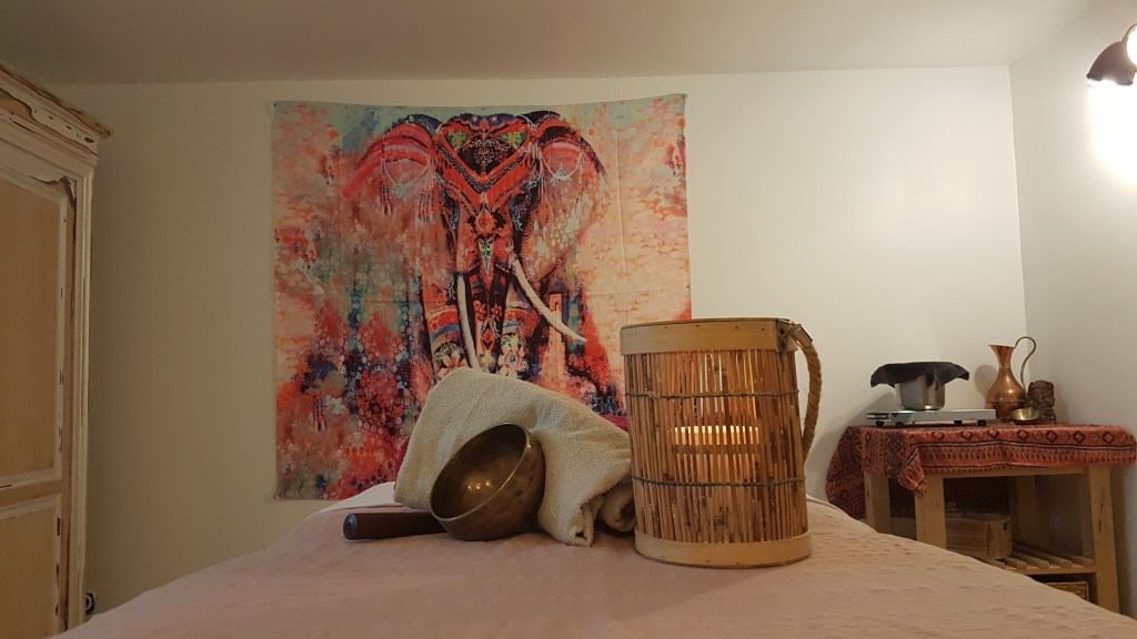 Praticienne en soins corporels traditionnels Ayurvédiques – massages :
 - pour les femmes et les femmes enceintes.
- abhyanga 
- udvartana
- Bol Kansu
- Shirodhara